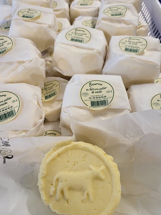 Beurre au lait cru entier de vache baratté à la main à la Fromagerie des Patrouillats