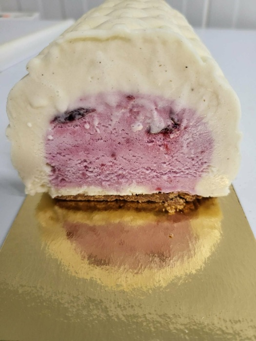 Bûche glacée aux fruits rouges au lait de la Fromagerie des Patrouillats