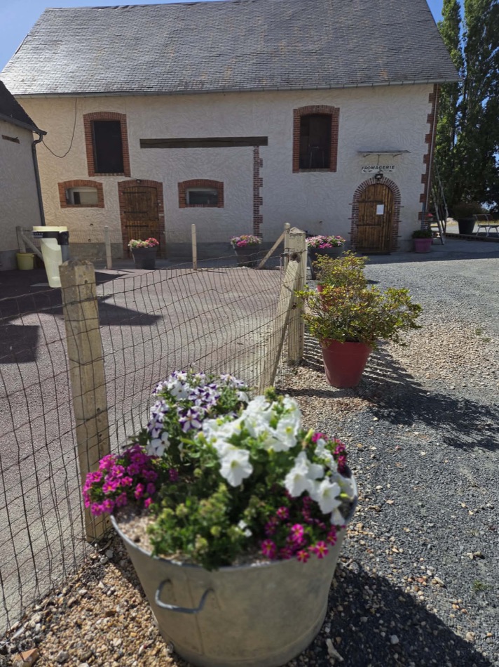 La Fromagerie des Patrouillats à Ivoy-le-Pré dans le Cher, façade de la boutique