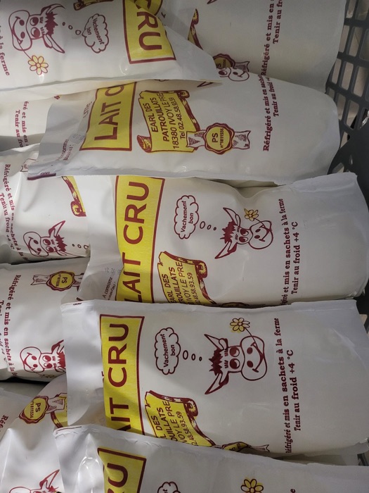 Lait cru entier en sachet de la Fromagerie des Patrouillats, vendu en bouteille ou en vrac