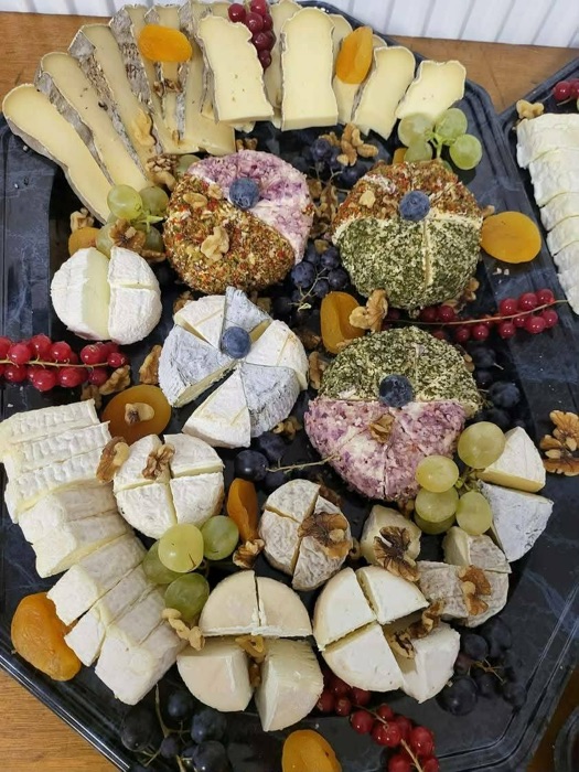 Plateau de fromages au lait cru préparé par la Fromagerie des Patrouillats