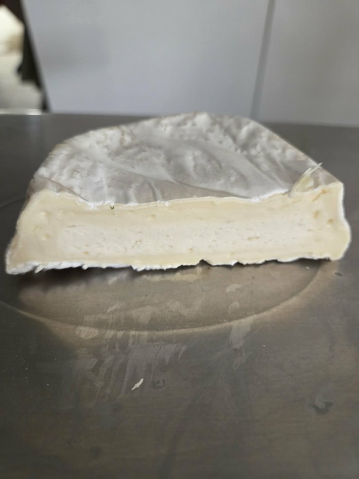 Tome fermière au lait cru entier de vache, fabriquée à Ivoy-le-Pré